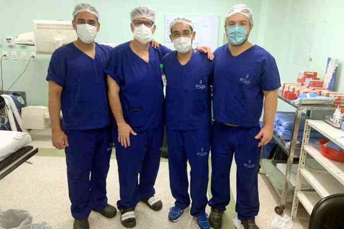 A equipe responsvel. Da esquerda para direita so Dr. Daniel Baulmfeld, Dr. Benjamin Dutra Macedo, Dr. Tiago Baumfeld e Dr. Luiz Fernando Arajo Junior. Todos so ortopedistas(foto: Felicio Rocho/Divulgao)