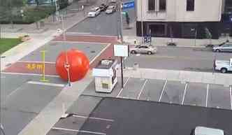 A bola vermelha de quase 5 m, aps uma ventania, ficou desgovernada e saiu rolando pelas ruas da cidade americana de Toledo, no estado de Ohio(foto: YouTube/Reproduo)