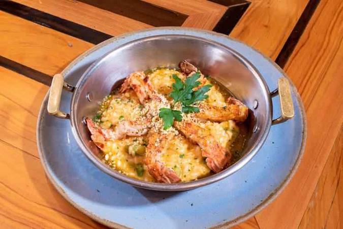 Lagostim au Beurre Blanc: servido com risoto de bisque, aspargos verdes frescos, farofa noisette e aroma de tangerina(foto: Paulo Marcio/Encontro) Lagostim au Beurre Blanc: servido com risoto de bisque, aspargos verdes frescos, farofa noisette e aroma de tangerina(foto: Paulo Marcio/Encontro)