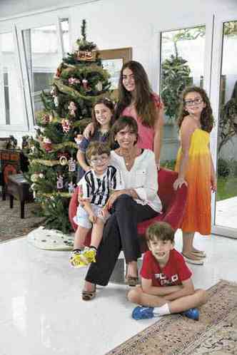 Nazareth Teixeira da Costa com os netos (em p, sentido horrio): Maria Eduarda, Laura e Maria Clara; (sentados): Henrique (de culos) e Leonardo: 