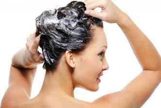 De acordo com especialistas, o xampu adequado aos diversos tipos de cabelo ainda  a melhor opo para lavar e manter a sade das madeixas(foto: Wisegeek.com/Reproduo)