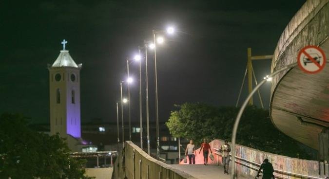 Segundo a prefeitura, as a��es fazem parte do processo de moderniza��o da ilumina��o p�blica da capital(foto: Rodrigo Clemente/PBH )