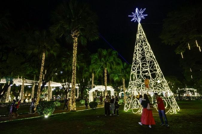 Decorao de Natal da Praa da Liberdade foi inaugurada nesta segunda-feira (17((foto: Cristiano Machado / Imprensa MG)
