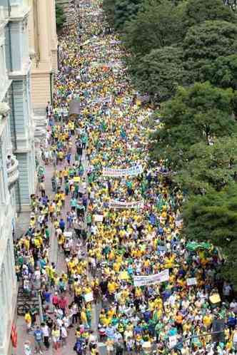 A Praa da Liberdade, em Belo Horizonte, ficou tomada pelos manifestantes que pediam a sada de Dilma Rousseff e o fim da corrupo(foto: Marcelo Sant'Anna/Fotos Pblicas/Divulgao)