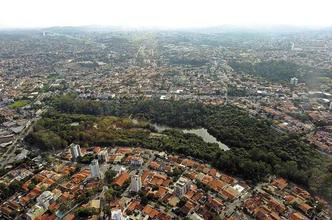Com as áreas verdes dando lugar a prédios e ruas, sobrando apenas os parques, como o Lagoa do Nado (foto), Belo Horizonte passa a ter temperaturas cada vez mais elevadas(foto: Maria Tereza Correia/EM/D.A Press) Com as áreas verdes dando lugar a prédios e ruas, sobrando apenas os parques, como o Lagoa do Nado (foto), Belo Horizonte passa a ter temperaturas cada vez mais elevadas(foto: Maria Tereza Correia/EM/D.A Press)