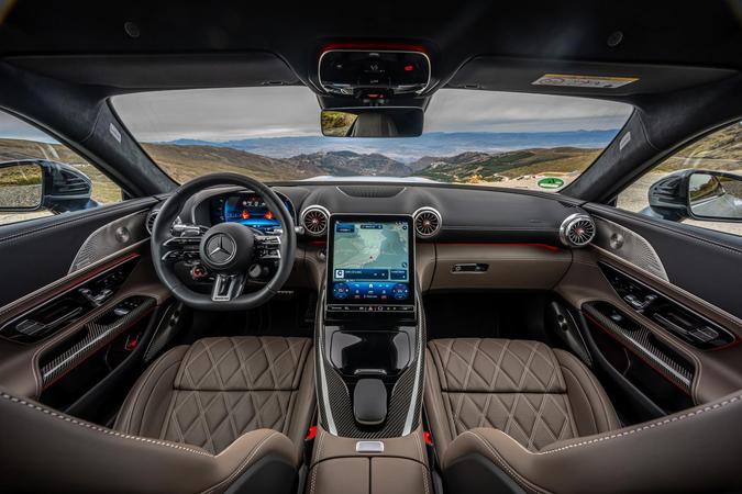 Um dos muitos destaques no interior são os assentos esportivos AMG com ajuste elétrico, revestido em couro napa: combinação de um bom suporte lateral com excelente conforto para longas distâncias(foto: Divulgação) Um dos muitos destaques no interior são os assentos esportivos AMG com ajuste elétrico, revestido em couro napa: combinação de um bom suporte lateral com excelente conforto para longas distâncias(foto: Divulgação)