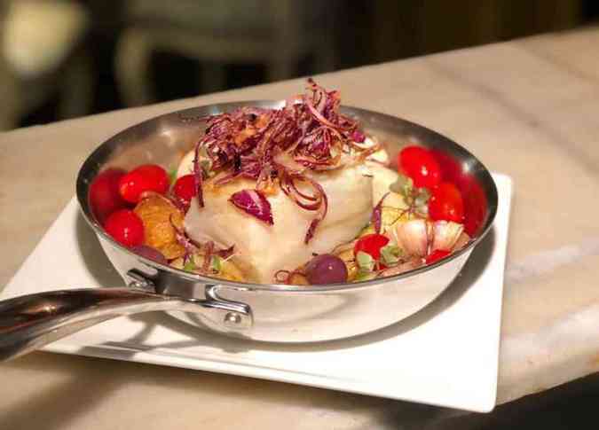 Bacalhau confitado do Pellegrino: acompanhado de batata, cebola, azeitona azapa, alho confitado e crispy de cebola roxa(foto: Leonardo Ximenes)