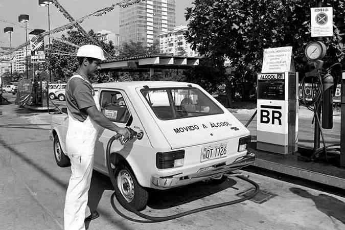 O sistema tinha vantagens, mas tambm problemas: falta de lcool combustvel nos primeiros anos da dcada de 1980 gerou corrida aos postos(foto: Fiat/Acervo)
