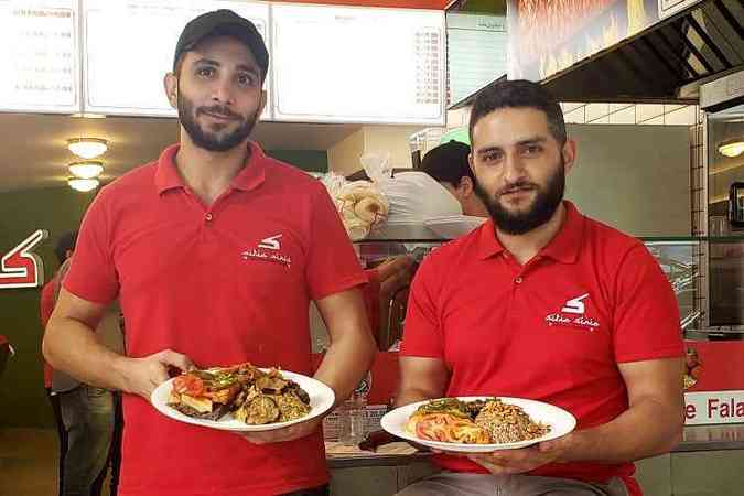 Elyan Sokkav e o irmo Alaa no novo restaurante do Stio Srio no Funcionrios: refugiados impulsionam gastronomia rabe em Belo Horizonte(foto: Gergea Choucair/Encontro)