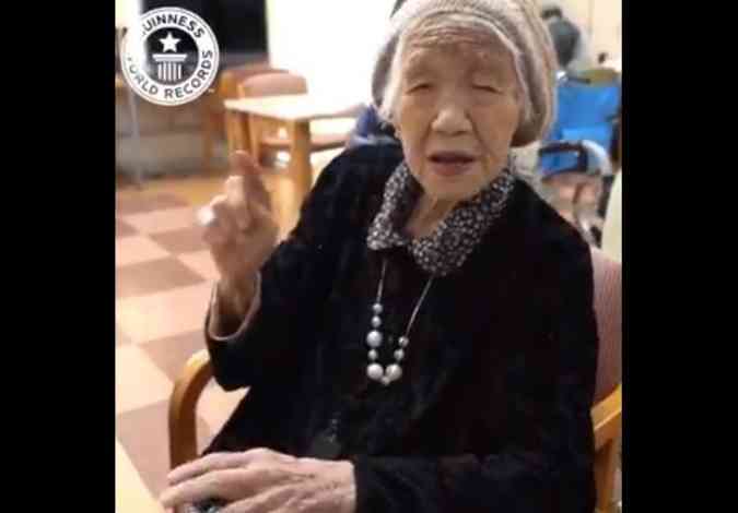 A japonesa Kane Tanaka recebeu o ttulo de Mulher Mais Velha do Mundo do livro dos recordes Guinness World Records(foto: Twitter/GWR/Reproduo)