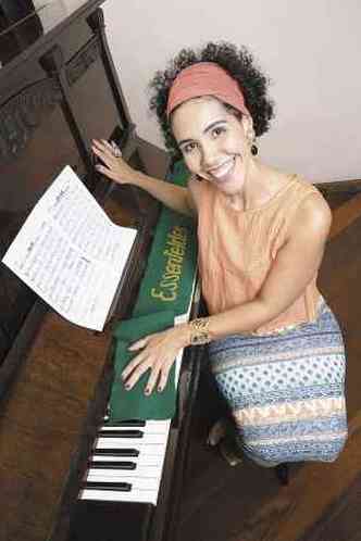 A psicloga Raquel Resende: ela voltou a tocar piano para crianas em situao de risco social(foto: Leo Araujo)