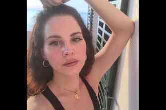 A cantora americana Lana Del Rey, de 32 anos, est sendo processada pela banda inglesa Radiohead, por suposto plgio da msica Get Free (foto: Instagram/lanadelrey/Reproduo)