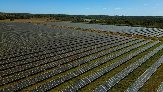 Usina solar da Cemig SIM em Jequitibá, interior de Minas: companhia já ultrapassou 400 MWp de capacidade instalada em parques próprios (foto: Divulgação) Usina solar da Cemig SIM em Jequitibá, interior de Minas: companhia já ultrapassou 400 MWp de capacidade instalada em parques próprios (foto: Divulgação)