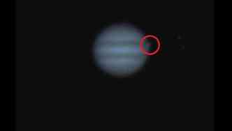 Ainda no se sabe qual objeto se chocou contra o planeta Jpiter. O impacto foi registrado por dois astrnomos em lugares diferentes do mundo(foto: YouTube/Gerrit Kernbauer/Reproduo)