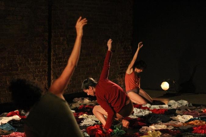 Em cena, cerca de 250 peças de roupa compõem a narrativa visual e coreográfica da apresentação(foto: Camila Magalhães/Divulgação) Em cena, cerca de 250 peças de roupa compõem a narrativa visual e coreográfica da apresentação(foto: Camila Magalhães/Divulgação)