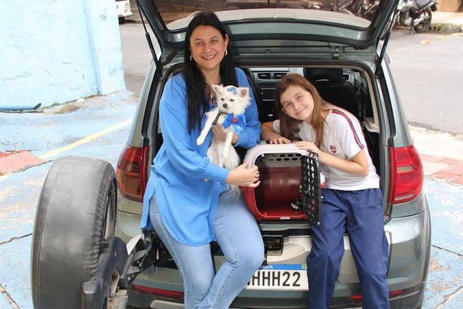 A mdica-veterinria Paula Junqueira Frana e a filha Ana Laura com a cahorrinha Clepatra, que j tem 15 anos: 