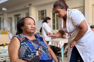 Belo Horizonte refor�a vacina��o contra gripe entre idosos