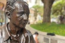 Est�tua de Roberto Drummond volta � Savassi ap�s restaura��o