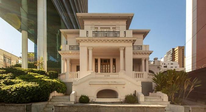 Projetada em 1929 pelo arquiteto Luiz Signorelli, a Casa Rosada se destaca pela tonalidade caracterstica e pelos ornamentos inspirados em rosas(foto: Studio Tertlia/Divulgao)