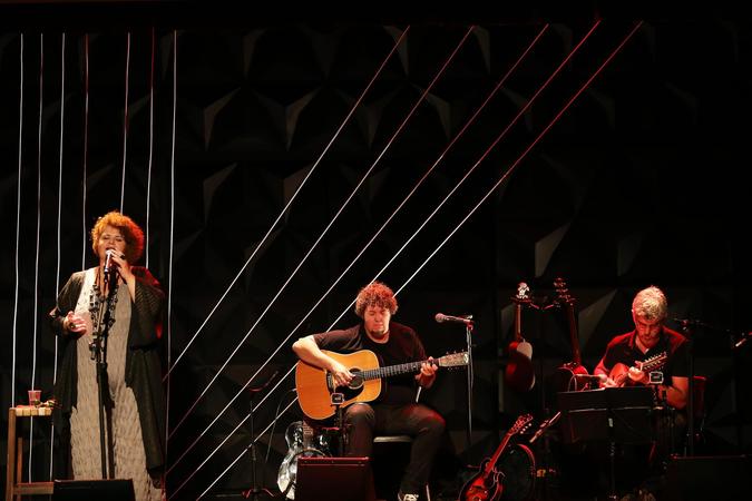 Cantora e compositora Ana C. apresenta show Cantora e compositora Ana C. apresenta show