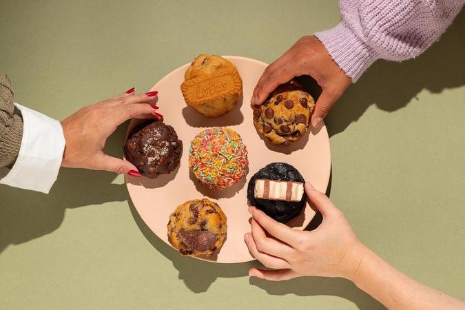 No cardpio, Gaia Gaia inclui cookies e brownies inusitados como batata chips, cocada de maracuj, biscoito Lotus e caramelo salgado defumado (foto: Laura Dicker/Divulgao)