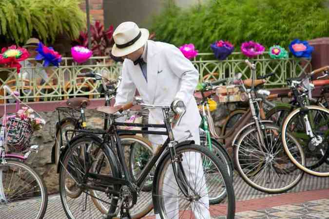 As bikes vintage chamam ateno por onde o Tweed Ride passa(foto: Tweed Ride/Divulgao)