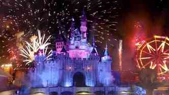 No deixe a iluminao e os fogos de artifcio lhe enganarem: o 'parque' Dismaland no se parece em nada com a Disneylndia criada por Walt Disney em 1955(foto: YouTube/banksyfilm/Reproduo)
