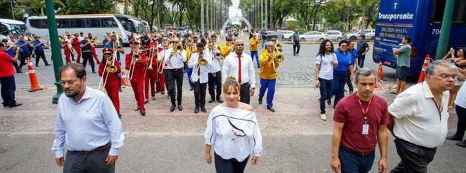 A comemorao seguiu com as bandas em cortejo, partindo do coreto da Praa at o Palcio da Liberdade(foto: Cesar Tropia )