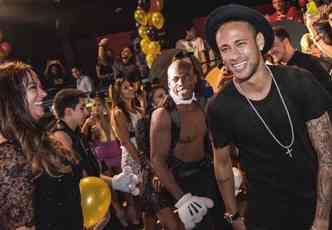 Neymar se diverte na festa de aniversrio da irm Rafaella, ao lado da me, Nadine Santos. A imprensa espanhola no gostou nada disso(foto: Instagram/neymarjr/Reproduo)