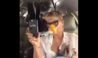 A apresentadora Xuxa, da Rede Record, passou por momentos de pnico quando o avio particular que a levava do Rio para Teresina foi atingido por um raio e precisou fazer um pouso forado(foto: YouTube/Reproduo)