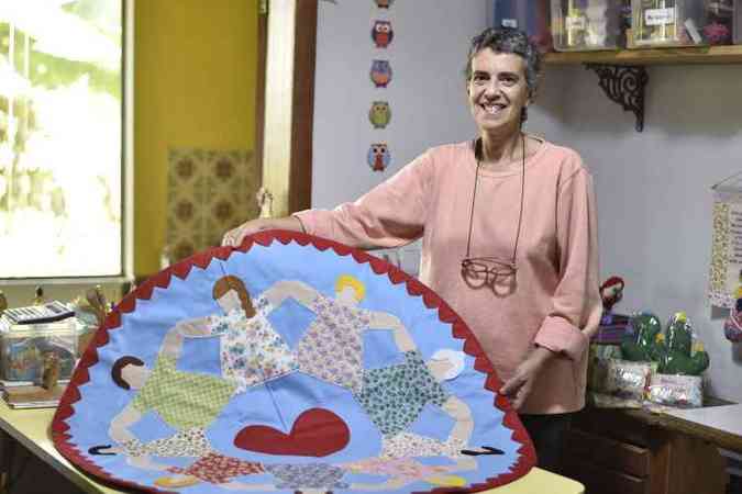 O Tapete de Orao, feito pela artes Wilma Cerqueira, representa a fora feminina em bordados amorosos que simbolizam f, esperana e proteo: 