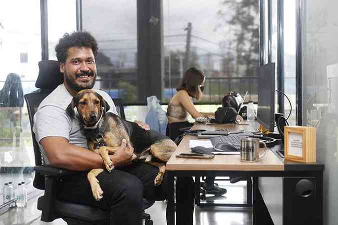 Ariel Rodrigues, CEO do WO Experience Center, sempre leva a sua cadela Fumaa para o trabalho: 