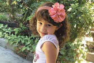 Vtima de cncer, Giovanna Silva Nunes, de 5 anos, adora passear com a cabeleira nova e fazer pose para as fotos: 