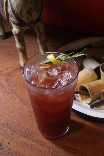 O drinque Jabu: preparado com Jagermeister, cachaça, limão, purê de jabuticaba e tônica (foto: Pádua de Carvalho) O drinque Jabu: preparado com Jagermeister, cachaça, limão, purê de jabuticaba e tônica (foto: Pádua de Carvalho)