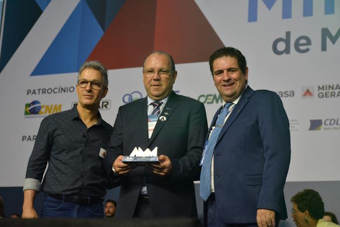 O presidente da CDL/BH ao lado do governador de Minas Gerais, Romeu Zema e do presidente da AMM e prefeito de Coronel Fabriciano, Marcus Vinícius da Silva(foto: Sebrae Minas/Divulgação) O presidente da CDL/BH ao lado do governador de Minas Gerais, Romeu Zema e do presidente da AMM e prefeito de Coronel Fabriciano, Marcus Vinícius da Silva(foto: Sebrae Minas/Divulgação)