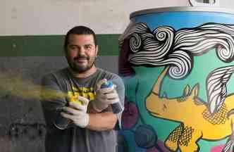 O artista plstico Rogrio Fernandes  o responsvel por pintar as 16 latas 