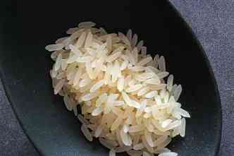 Ao contrrio do arroz branco comum, que  puro amido, o processo de beneficiamento do gro parboilizado no causa a perda de todos os nutrientes(foto: Pixabay)