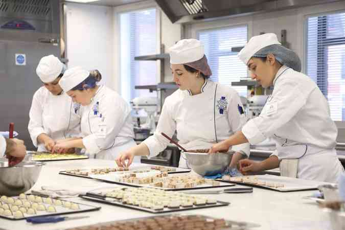 As unidades curriculares tericas seguem a matriz do curso de Gastronomia e seis dessas unidades recebem a chancela da Le Cordon Bleu: garde manger, panificao e confeitaria, cozinha internacional, cozinha brasileira, sustentabilidade e segurana alimentar, bebidas e harmonizaes e cincia gastronmica(foto: Divulgao)