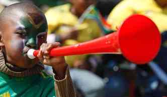 Sons muito altos, como os emitidos pela famigerada vuvuzela, podem danificar a audio, s vezes, de forma permanente(foto: The Din of South Africa/ Der Spiegel/Reproduo)