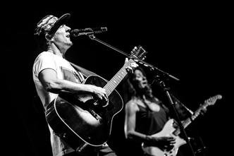 O cantor norte-americano Jason Mraz no BeFly Hall: sucessos e novas canções embalaram milhares de fãs(foto: Guilherme Leite/divulgação) O cantor norte-americano Jason Mraz no BeFly Hall: sucessos e novas canções embalaram milhares de fãs(foto: Guilherme Leite/divulgação)