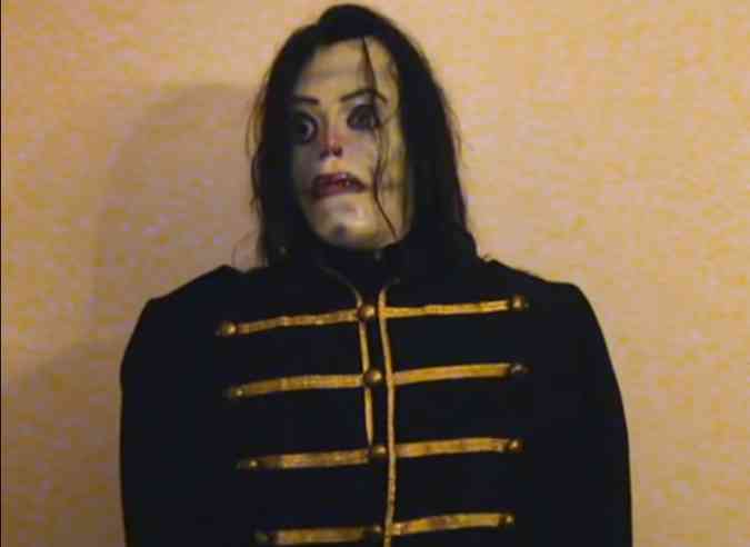 Um rob fantasmagrico baseado no Michael Jackson est sendo associado a uma nova lenda urbana que circula nas redes sociais(foto: YouTube/thomasrengstorff/Reproduo)