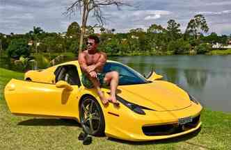 Em mais um momento ostentao, o cantor sertanejo mineiro Eduardo Costa exibe a Ferrari 458 Itlia amarela que adquiriu do amigo Gusttavo Lima(foto: Instagram/eduardocosta/Reproduo)