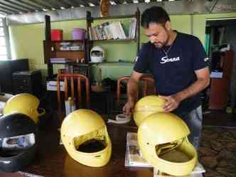 Cludio Pacheco, alm dos capacetes, quer, agora, reproduzir carro do Senna em tamanho real(foto: Ktia Matos/Divulgao)