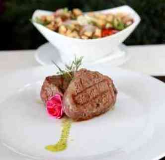 Fil-mignon preparado na brasa, acompanhado de salada da estao  uma da novas opes do menu rpido do Villa Roberti(foto: Divulgao)