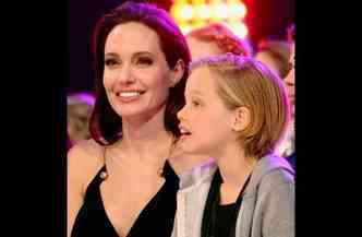 Angelina Jolie, ao lado da filha Shiloh: atriz diz ter feito a cirurgia de retirada dos ovrios devido a um pedido da me, pouco antes de morrer(foto: Facebook/MOMGELINA/Reproduo)