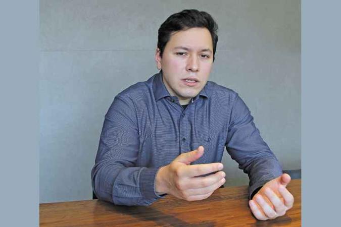 Eu no acho que a leitura fragmentada seja prejudicial. O problema  a ausncia da leitura concentrada. Se consigo desenvolver no jovem a ateno na leitura, tudo bem ele fazer diversas outras modalidades de interpretao da realidade