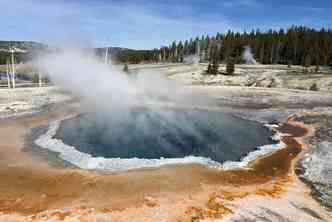 Muitas fontes termais no parque Yellowstone, nos Estados Unidos, alm de terem uma temperatura extremamente alta, so verdadeiras lagoas de cido sulfrico(foto: Flickr/yellowstonenps/Jim Peaco/Reproduo)