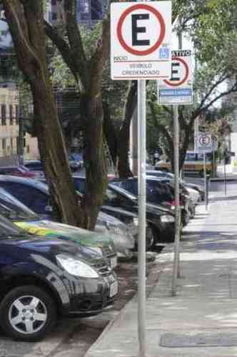 Segundo projeto de lei que est tramitando na Cmara de BH, qualquer dano causado em carro estacionado na faixa azul ser responsabilidade da PBH(foto: Beto Magalhaes/EM/D.A Press)