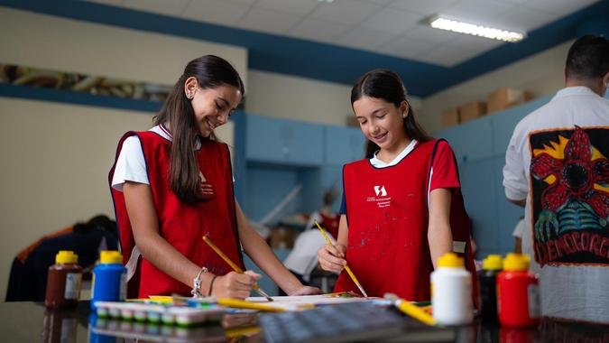 Permanecer mais tempo na escola significa também compartilhar mais experiências com colegas e educadores(foto: Divulgação) Permanecer mais tempo na escola significa também compartilhar mais experiências com colegas e educadores(foto: Divulgação)