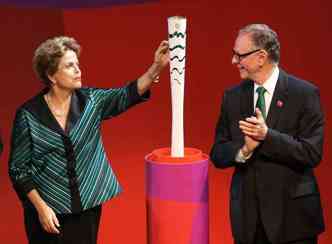 Dilma Rousseff ao lado de Carlos Arthur Nuzman, presidente do COB, na cerimnia de apresentao da Tocha Olmpica, que passar por 300 cidades do Brasil antes de acender a pira Olmpica no Rio de Janeiro em 2016(foto: Lula Marques/Agncia PT/Divulgao)
